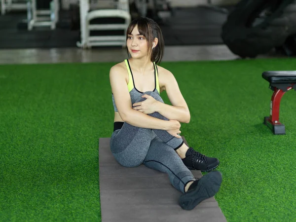 Fitness Vrouw Strekken Haar Benen Voordat Doen Oefening Indoor Gym — Stockfoto
