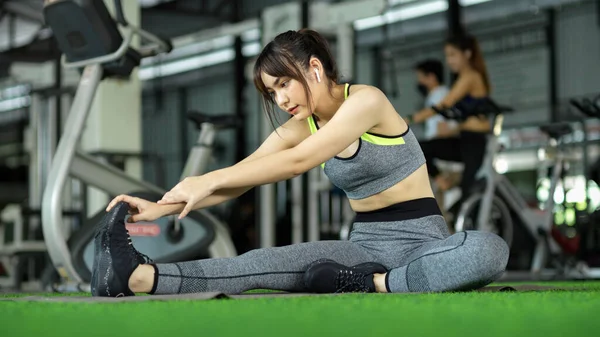 Esportivo Menina Asiática Usar Roupas Esportivas Esticando Seu Corpo Ginásio — Fotografia de Stock