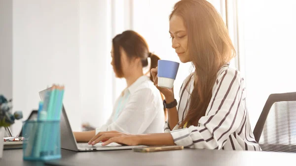 Asiática Mujer Negocios Empleados Que Trabajan Ordenador Portátil Oficina Mientras —  Fotos de Stock