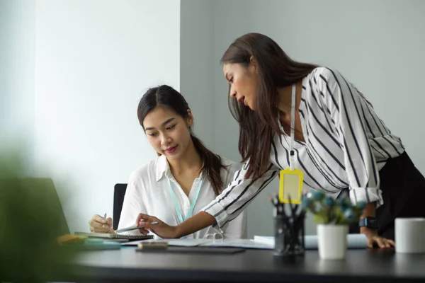 Aantrekkelijke Aziatische Vrouwelijke Manager Kantoor Training Uitleggen Van Projectdetails Aan — Stockfoto