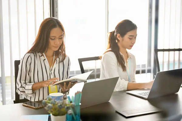 Beeld Van Geconcentreerde Zakenmensen Het Moderne Kantoor Gericht Hun Werk — Stockfoto