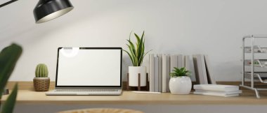 Samimi minimalist bilgisayar çalışma alanı dizüstü bilgisayar boş ekran modeli ve ahşap masa üzerinde minimal beyaz dekor. 3d görüntüleme, 3d illüstrasyon