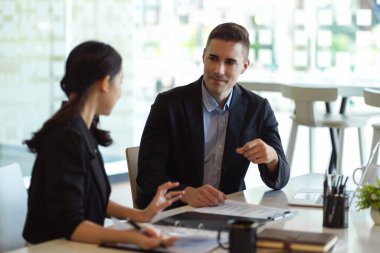 Başarılı Kafkasyalı işadamı ofiste kadın girişimcilerle iş görüşmesi yapıyor..