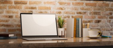 Laptop boş ekran maketi ve tuğla duvarın üzerindeki mermer masa malzemeleriyle çağdaş klasik çalışma alanı. 3d görüntüleme, 3d illüstrasyon