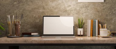 Modern dizüstü bilgisayarın eski mermer masa üzerindeki boş ekran maketini boyama araçları ve dekoruyla kapatın. 3d görüntüleme, 3d illüstrasyon