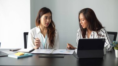 Sosyal medya planlama bölümündeki kadın iş adamı, ofisteki toplantı odasında birlikte çalışır..