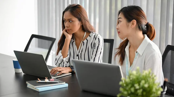 Dois Mulheres Gerentes Asiáticas Reunião Ouvir Sua Equipe Apresentando Nova — Fotografia de Stock