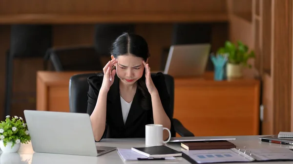 Empresaria Mujer Negocios Estresada Que Trabaja Oficina Dolor Cabeza Cansancio — Foto de Stock