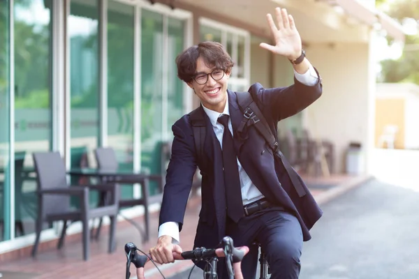 Resmi Takım Elbiseli Mutlu Neşeli Adamı Işe Bisikletle Gidiyor Dostça — Stok fotoğraf
