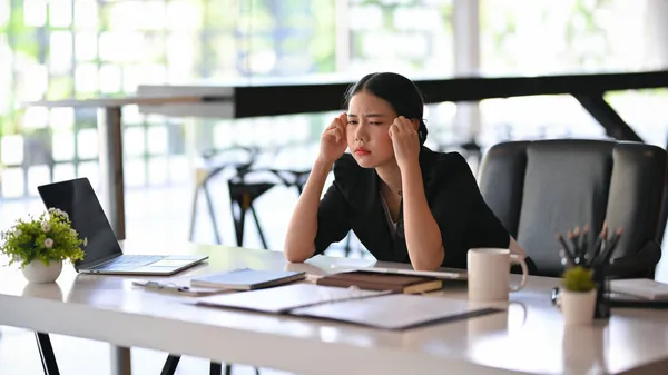 Una Mujer Negocios Confusa Que Tiene Problemas Con Empresa Empresaria —  Fotos de Stock