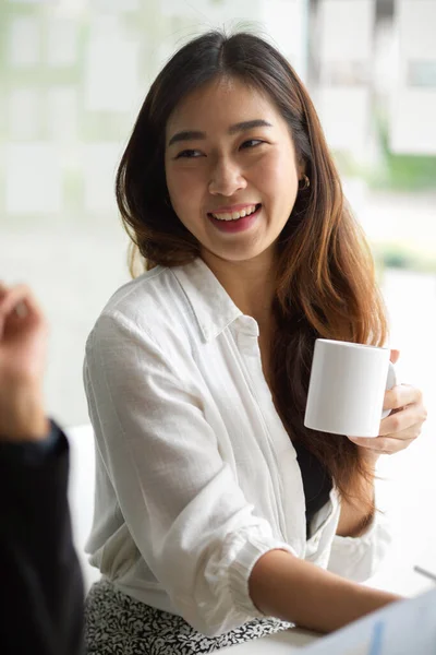 Porträtt Vackra Asiatiska Unga Affärskvinna Som Har Trevlig Konversation Medan — Stockfoto