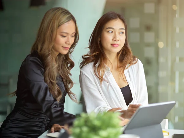 Duas Mulheres Membros Equipe Marketing Estão Discutindo Preparando Conteúdo Marketing — Fotografia de Stock