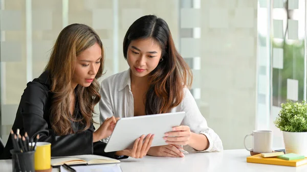 Geconcentreerde Zakenvrouwen Kijken Samen Naar Het Verslag Van Het Financieel — Stockfoto