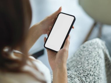 Kadın internet sitesinde iş e-haberlerini okumak için akıllı telefonunu kullanıyor. Akıllı telefonun boş ekranının maketi