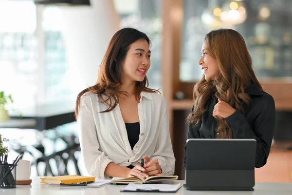 Bedrijfsconcept Mooie Vrouw Praten Met Haar Collega Terwijl Zitten Aan — Stockfoto