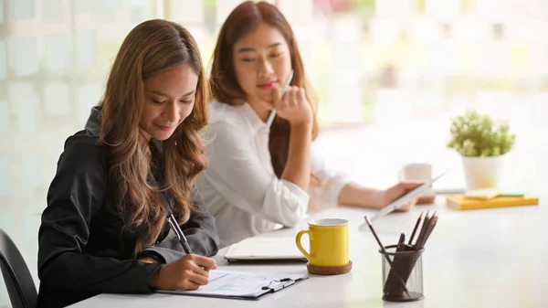 Lagarbete Två Asiatiska Affärskvinnor Med Ekonomisk Rapport Papper Ljusa Kontor — Stockfoto