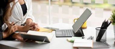 Başarılı bayan yöneticinin toplantı odasında asistanına antrenörlük yapması ve eğitmesi. İş insanları kavramı