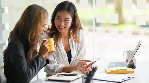 Vrolijke Vrolijke Medewerkers Chatten Praten Een Interessante Online Content Smartphone — Stockfoto