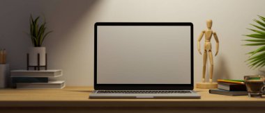 Laptop beyaz ekranlı rahat bir iş yeri ve düşük ışık altında ahşap masa süslemeleri. 3d görüntüleme, 3d illüstrasyon