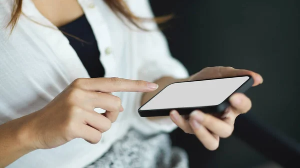 女性在社交媒体应用程序广告中使用的是带有空屏幕的现代智能手机 移动技术应用 — 图库照片