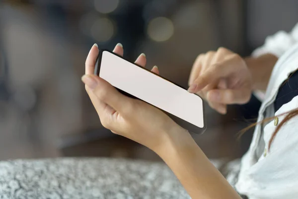 年轻女性使用手机 智能手机短信 带有空白屏幕的智能手机 — 图库照片