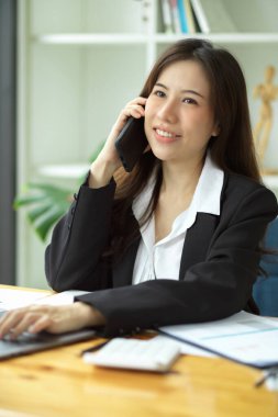 Ofiste telefonda konuşan çekici bayan asistanın portresi. İş kadınları telefonda konuşur..