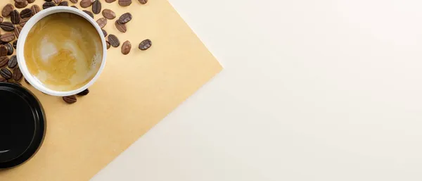 Üst Manzara Kahve Çekirdekli Kağıt Kahve Fincanındaki Sıcak Kapuçinonun Düz — Stok fotoğraf
