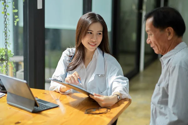 Jeune Femme Médecin Montrant Une Prescription Médicaments Patient Masculin Âge — Photo