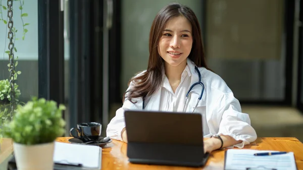 快乐的年轻亚洲女医生在办公室里使用数字平板电脑 具有技术概念的医疗人员 — 图库照片