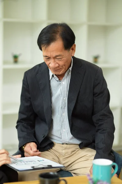 Porträtt Framgångsrik Medelålders Asiatisk Affärsman Läser Affärskontrakt Papper Sitt Kontor — Stockfoto