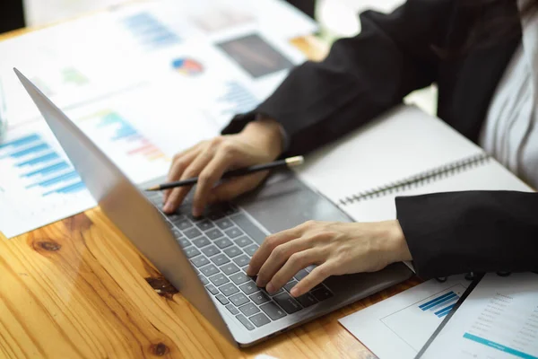 Female Financial Consultant Working Laptop Computer Financial Data Report Businesspeople — Stock Photo, Image