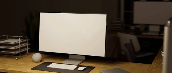 Computerweißer Desktop Bildschirm Und Bürobedarf Einem Modernen Arbeitsplatz Einem Dunklen — Stockfoto