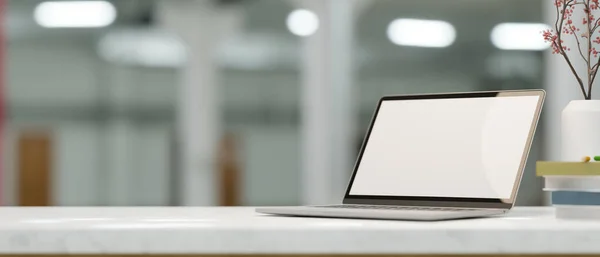 Ноутбук Компьютер Пустой Экран Макет Мраморном Белом Столе Декором Над — стоковое фото