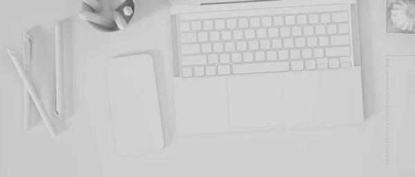 Laptop Bilgisayarı Akıllı Telefonu Beyaz Arka Planda Ofis Malzemeleri Olan — Stok fotoğraf