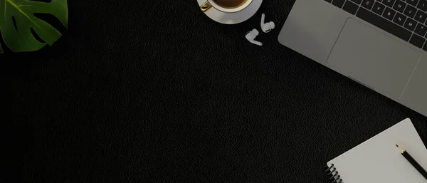Nowoczesny Czarny Skórzany Obszar Roboczy Laptopem Słuchawkami Notebookiem Filiżanką Kawy — Zdjęcie stockowe