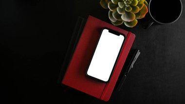 Siyah arka planda akıllı telefon beyaz ekran modeli, siyah masa konsepti. Kablosuz cihaz. cep telefonu.