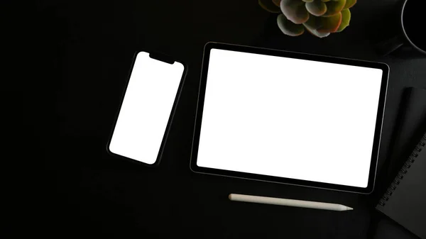 Bovenaanzicht Van Smartphone Tablet Met Wit Scherm Open Notebook Zwarte — Stockfoto