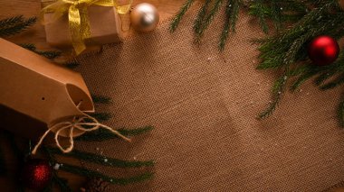 Fotokopi alanı, Noel ağacı, hediye kutuları olan güzel bir Noel arkaplanı. Özel bir festival. Üst görünüm, düz uzanma