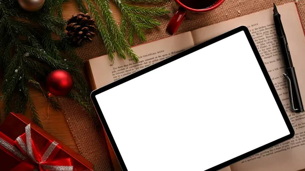 Top View Білий Екран Цифрового Ноутбука Макет Столі Прикрашений Різдвяною — стокове фото