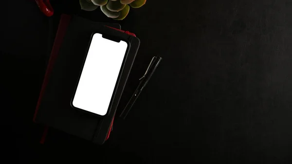黒の背景にあなたのグラフィックとコピースペースをモンタージュするための現代的なスマートフォンの白いディスプレイモックアップ トップビュー フラットレイ — ストック写真