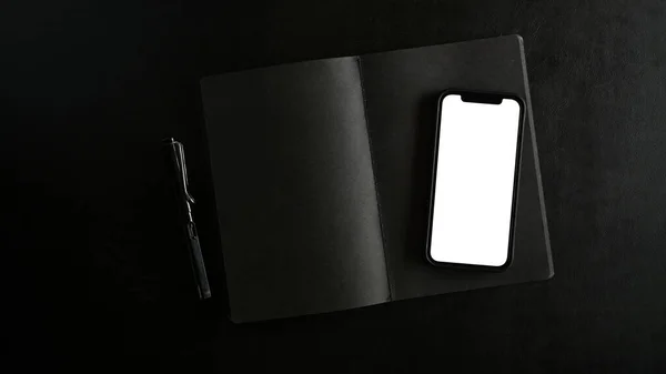Smartphone Moderno Blanco Maqueta Pantalla Blanco Cuaderno Abierto Sobre Fondo —  Fotos de Stock