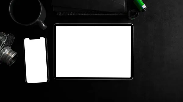 Tablet Touchscreen Smartphone Wit Display Mockup Zwarte Werktafel Zwarte Achtergrond — Stockfoto