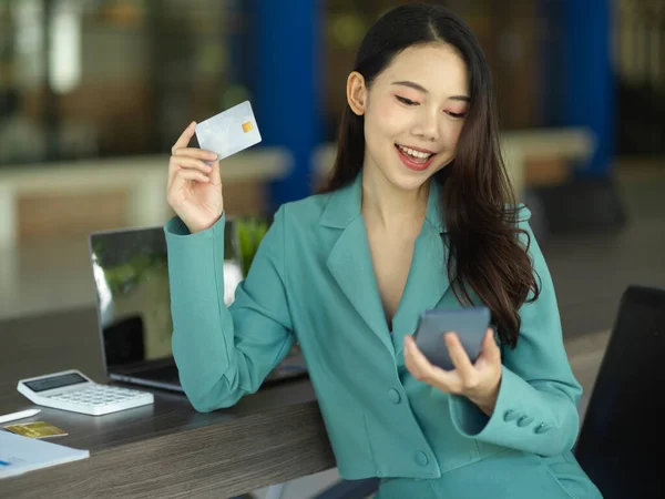 Positieve Jonge Elegantie Zakenvrouw Met Smartphone Creditcard Onlinebankconcept — Stockfoto