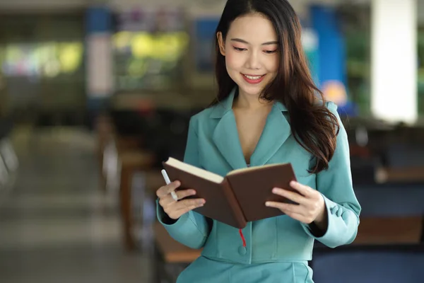 Focada Jovem Asiática Empresária Estudante Segurando Livro Aprendendo Ler Artigo — Fotografia de Stock