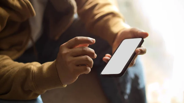 Affärsman Man Frilansare Med Hjälp Smartphone När Sitter Soffan Hemma — Stockfoto