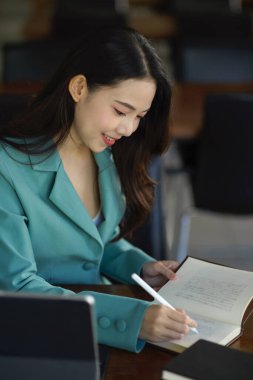 Başarılı kadın yöneticinin portresi ya da kitap okuyan iş kadını, bir kitap hakkında biraz araştırma.