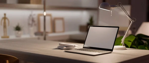 舒适舒适的现代家庭办公空间与笔记本电脑白色屏幕模型下的低光从台灯 3D渲染 3D说明 — 图库照片