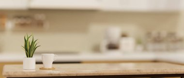 Kahve fincanı ile mermer mutfak adası, bir demlik ekin ve mutfak arka planında ürün sergisi için yer kopyalayın. 3d görüntüleme, 3d illüstrasyon