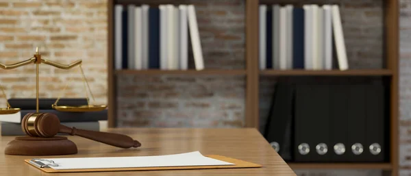 背景のぼやけた本棚の上の机の上の裁判官のギャベル 正義のスケールとクリップボード紙を持つ弁護士事務所 正義と法の概念 3Dレンダリング 3Dイラスト — ストック写真