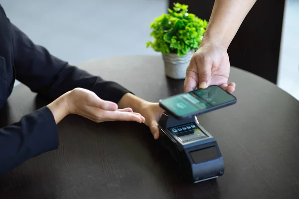 Cropped Image Woman Paying Her Goods Online Payment Payment Terminal — Stock Photo, Image